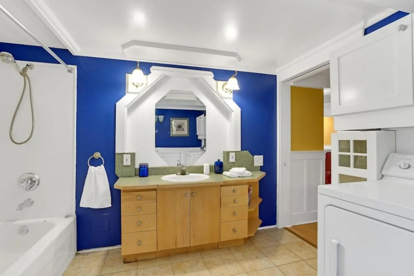 Holiday home Artsy Private Guest Suite With Outdoor Saloon Vancouver Canada