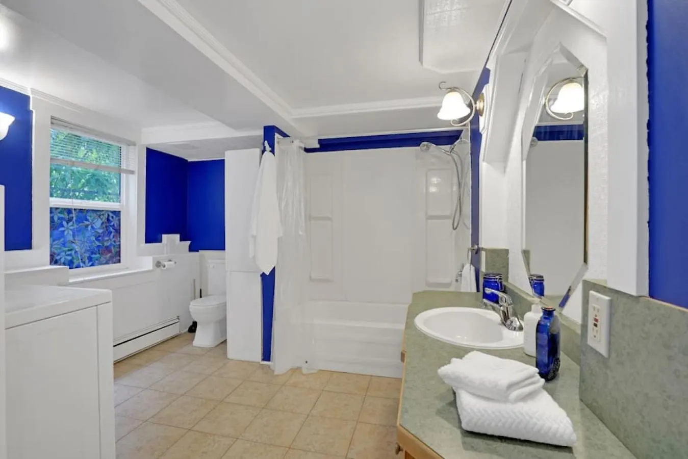 Holiday home Artsy Private Guest Suite With Outdoor Saloon Vancouver